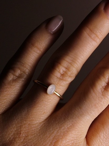 Tiny OVAL Ring
