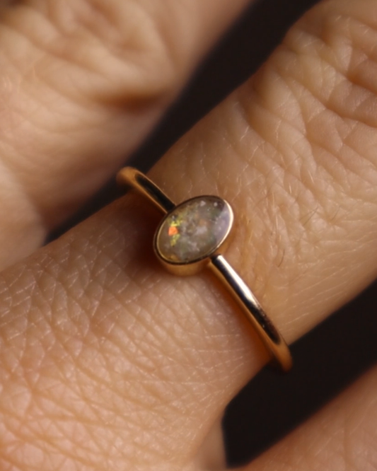 Tiny OVAL Ring