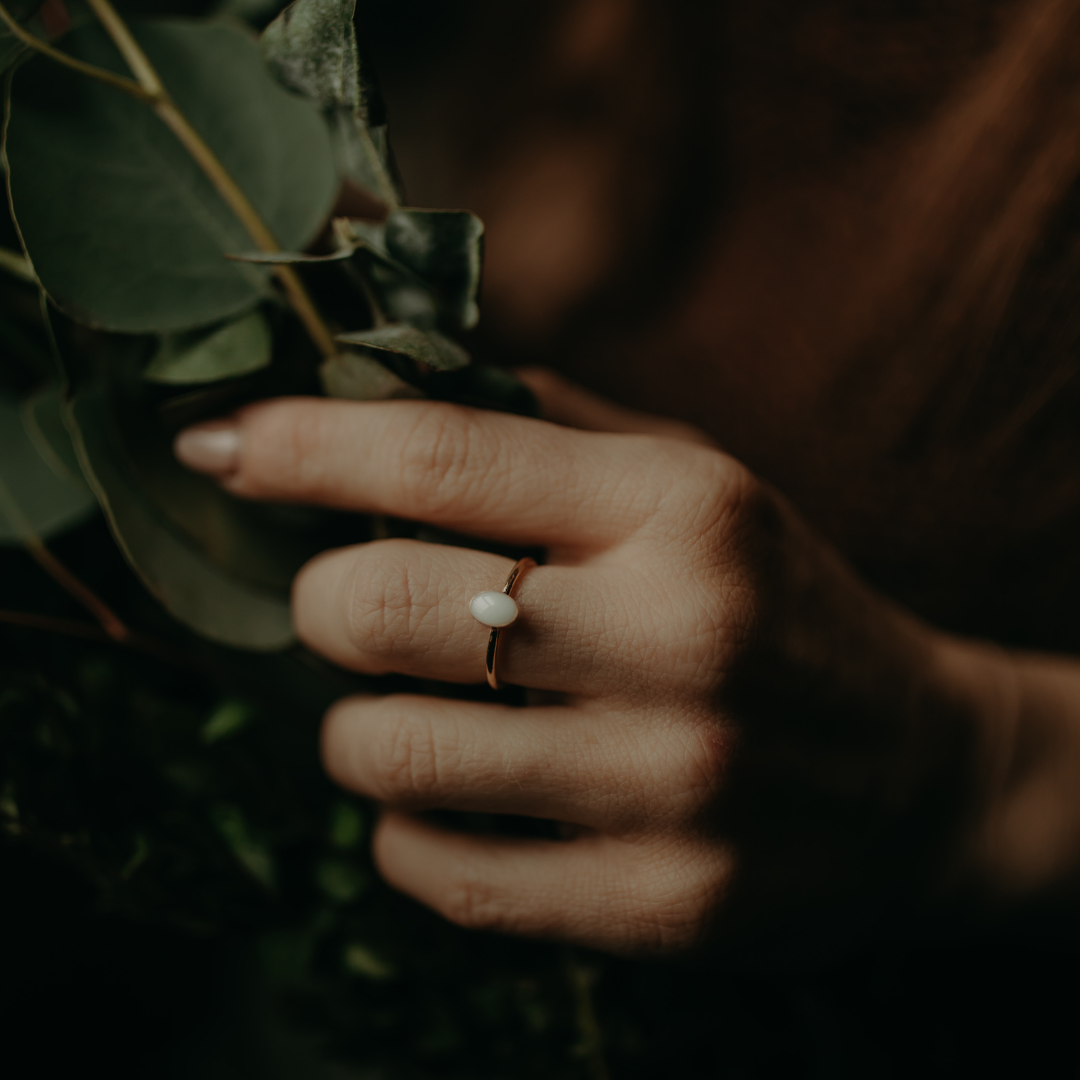 Tiny OVAL Ring
