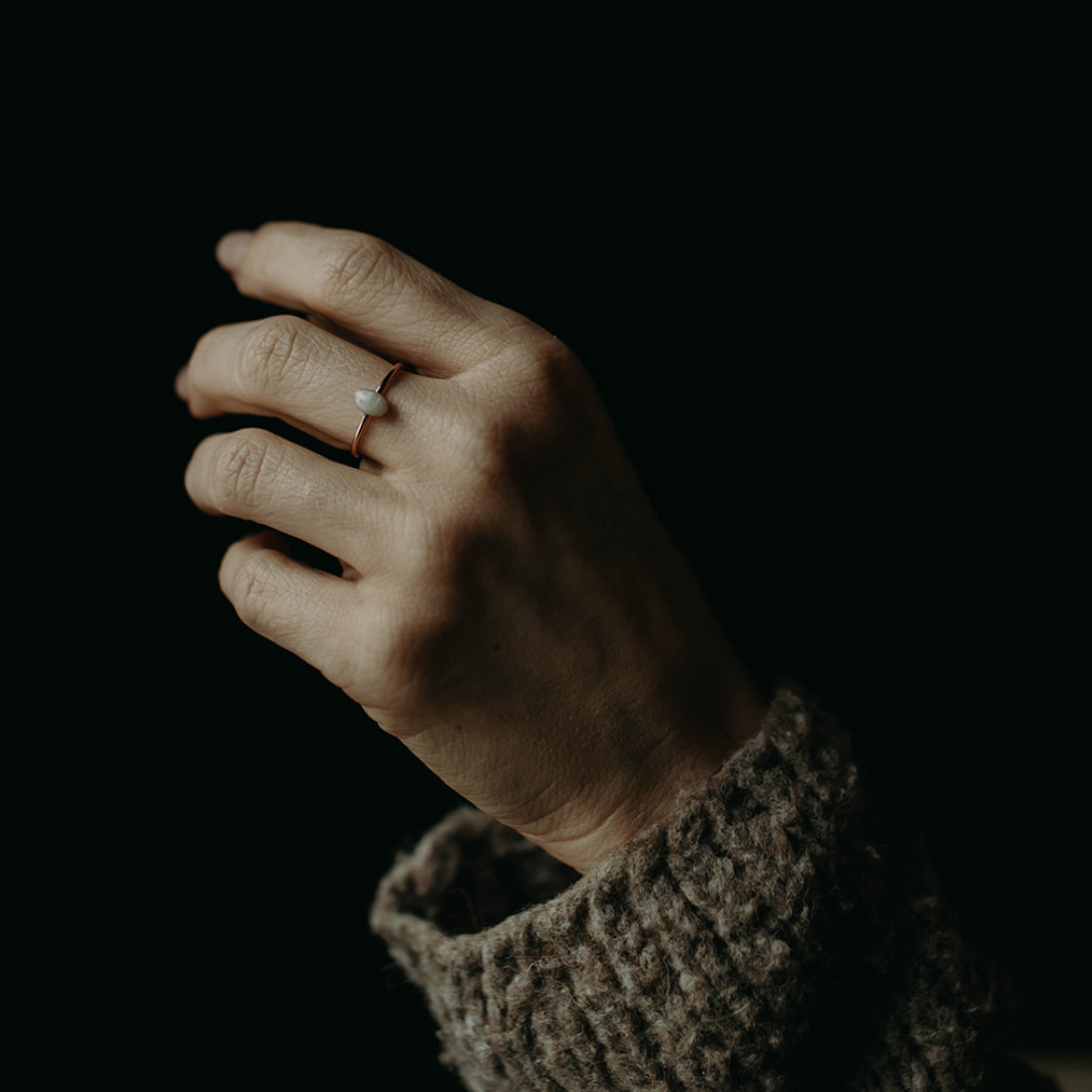 Tiny OVAL Ring
