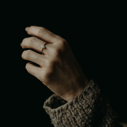 Tiny OVAL Ring